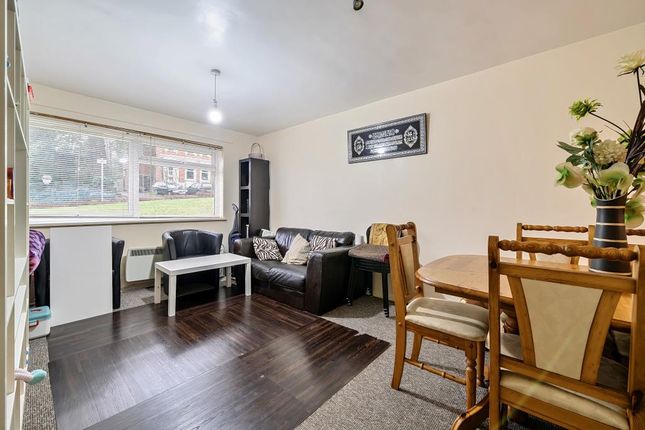 Flat to rent in Baron Court, Reading