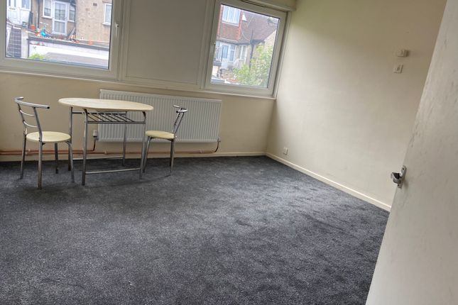 1-bed flat on Elmwood Crescent, London, £235,000
