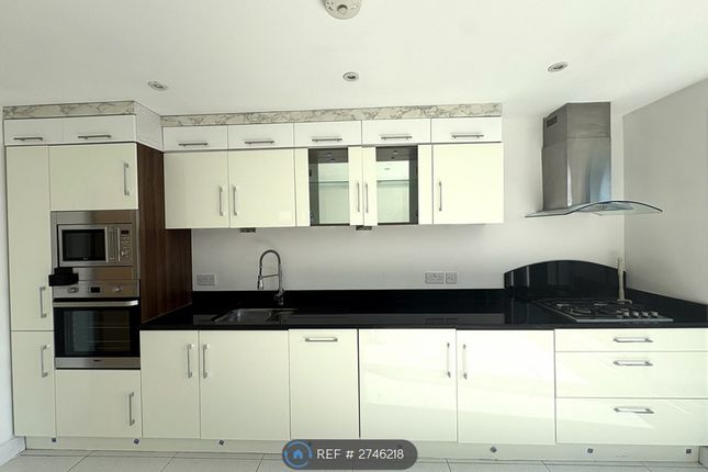 Flat, The Forge Woodlands Road, Wickford photo 3