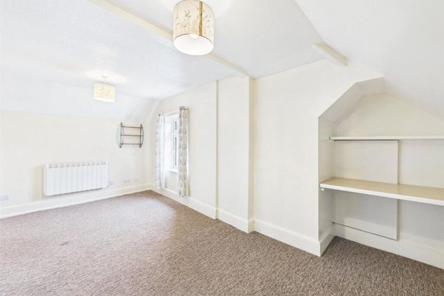 Flat 3, 25, The Square, Holsworthy photo 3
