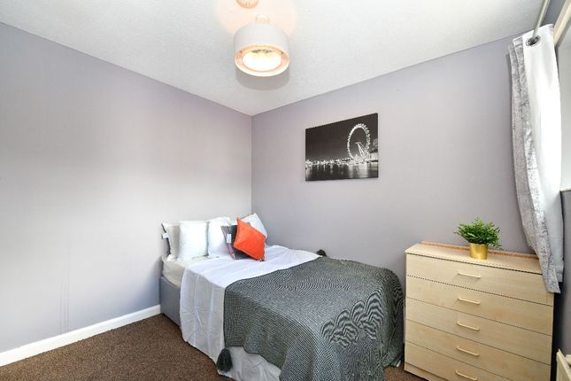 Room 3, 29 Amhurst Road, London photo 3
