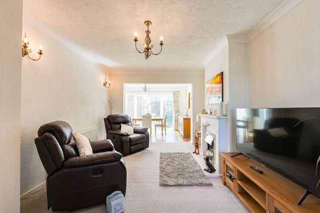 14, Mountain Ash Avenue, Leigh-on-sea photo 2