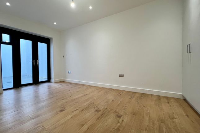 Flat to rent in Purley Rise, Purley