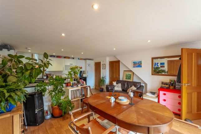 10, Flora Gardens, Helston photo 4