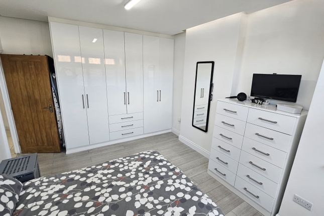 106 Streatham Vale, London photo 3
