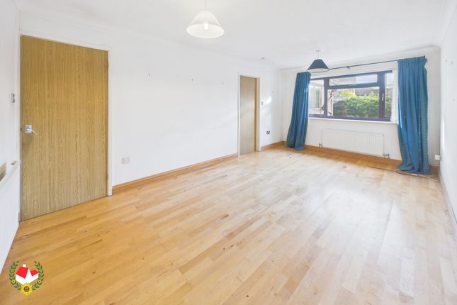 4 Loriners Close, Gloucester photo 3