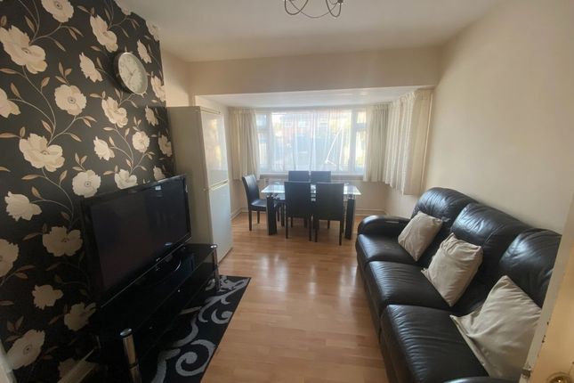 118 Averil Road, Leicester photo 2