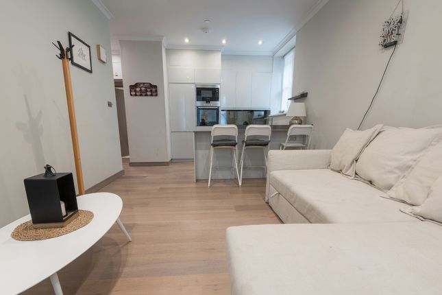 Flat 1, Red Lion Square, London photo 4