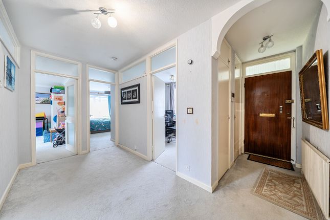12 Elizabeth Court, Watford photo 3