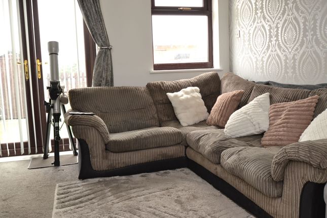 4 Amblers Croft, Thackley photo 3