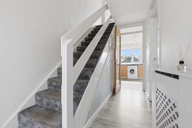 77 Carrick Court, Stirling photo 3