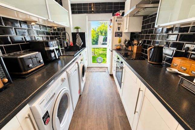 33 Leaf Road, Houghton Regis, Bedfordshire photo 4