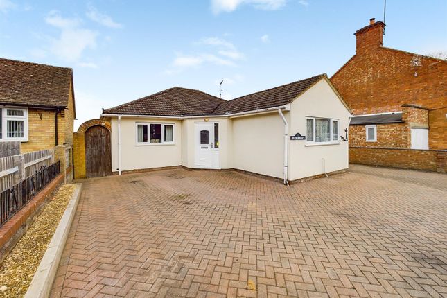 3-bed bungalow on Ridgeway, Upper Street, Buckingham, £465,000