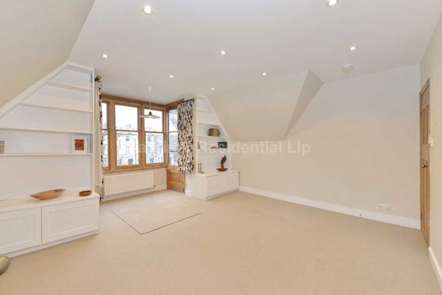 Flat for sale in North Common Road, Ealing, London