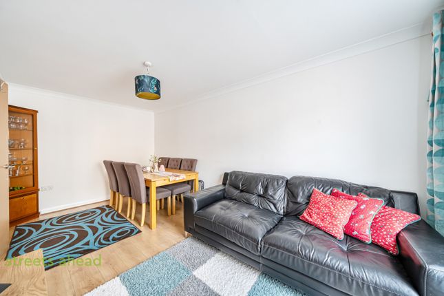 34, Manning Gardens, Croydon photo 2