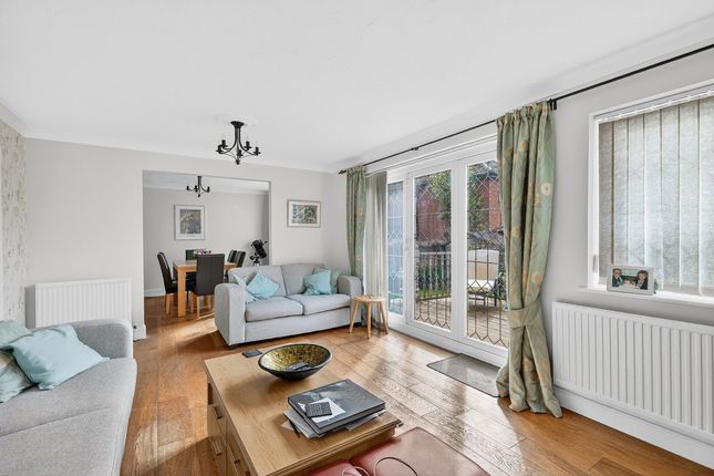 5, Elmhurst Avenue, South Benfleet photo 2