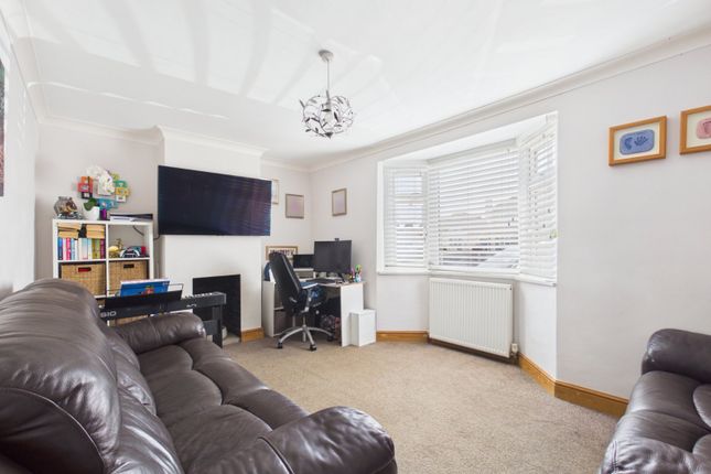 339, Feltham Hill Road, Surrey photo 2
