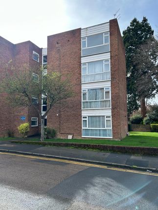 Flat to rent in Cedar Gardens, Sutton