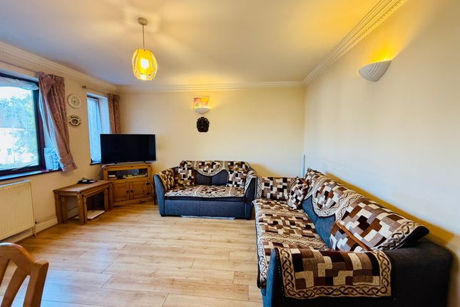 Flat 6 Carrington Lodge, 27-29, Forty Avenue, Wembley photo 4