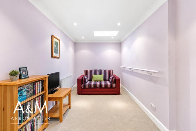Cumberland Close, Barkingside photo 4