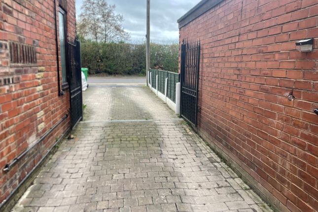 24 Ringway Road, Manchester photo 2