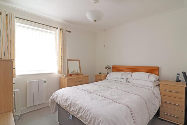 Flat 19 Brooklands Court, 25, Wray Park Road, Reigate photo 4