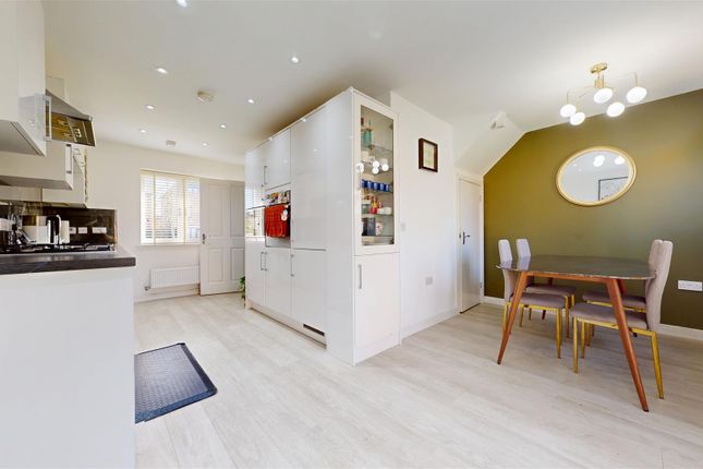 14, Hariana Close, Milton Keynes photo 3