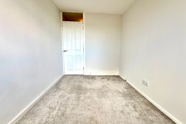 Flat to rent in Keal Avenue, Knightswood, Glasgow