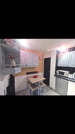 64 Alma Street, London photo 2