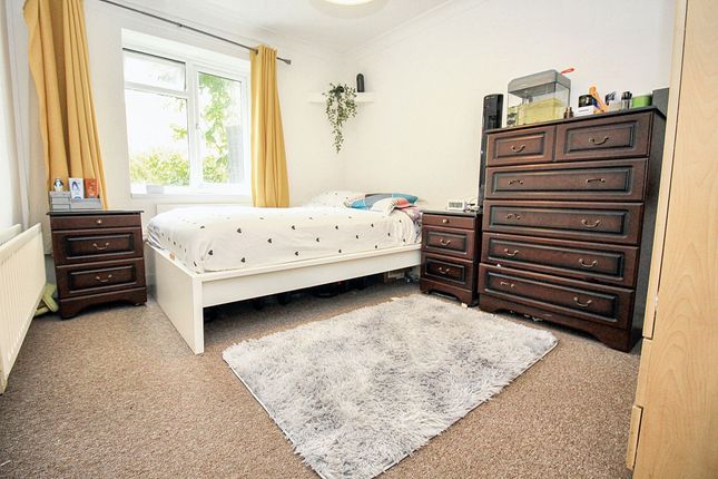 Thumbnail Flat for sale in Chawton Close, Harefield