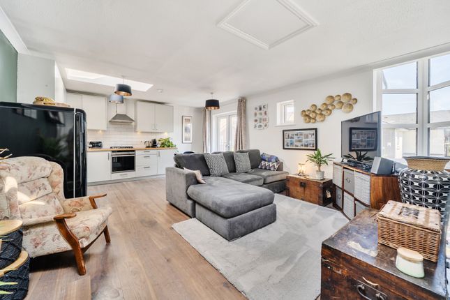 11, Chichester Way, London photo 4