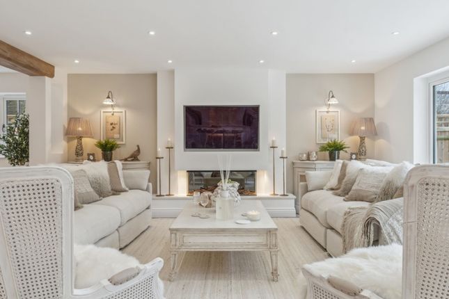 2 Burnham Close, Bourne End photo 4