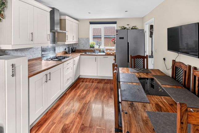 33 Osprey Avenue, Bracknell photo 3
