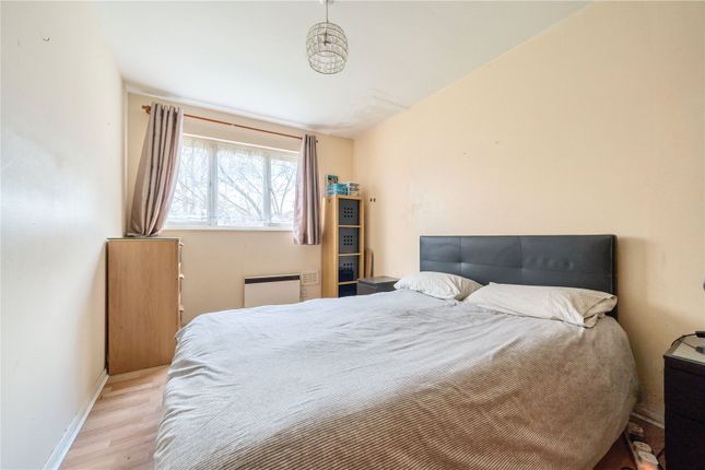 Flat for sale in Medesenge Way, Palmers Green, London