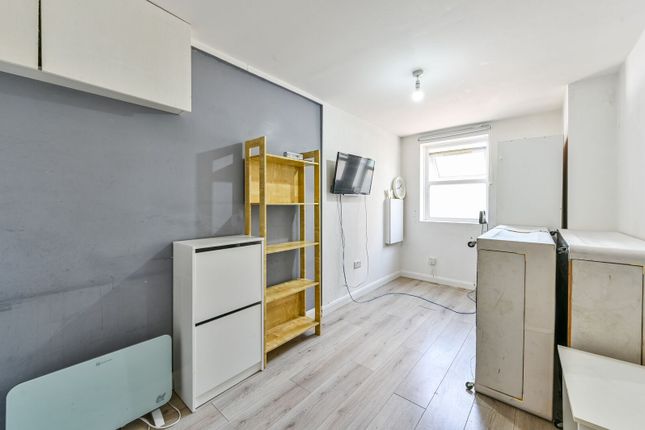 Studio flat on Malmesbury Road, Bow, £1,250/mo
