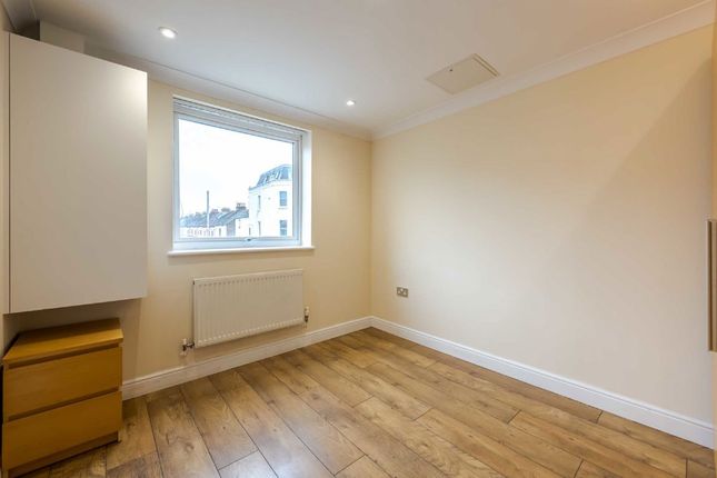 7 Clover Court, 146-148, Lavender Hill, London photo 4