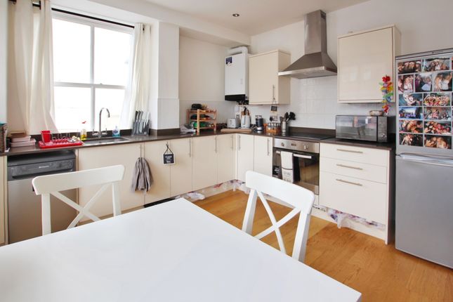 Thumbnail Flat to rent in Kings Arms Court, London