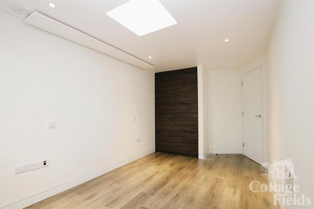 Flat for sale in Ladysmith Road, Enfield Town, - Share Of Freehold!
