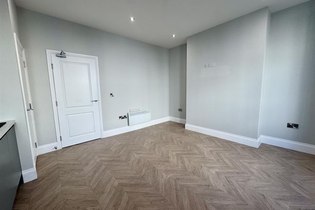Flat 3, 50-51, Albemarle Crescent, Scarborough photo 3
