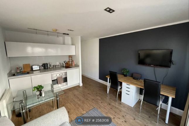 City Centre Flat W/ Dual Workspace