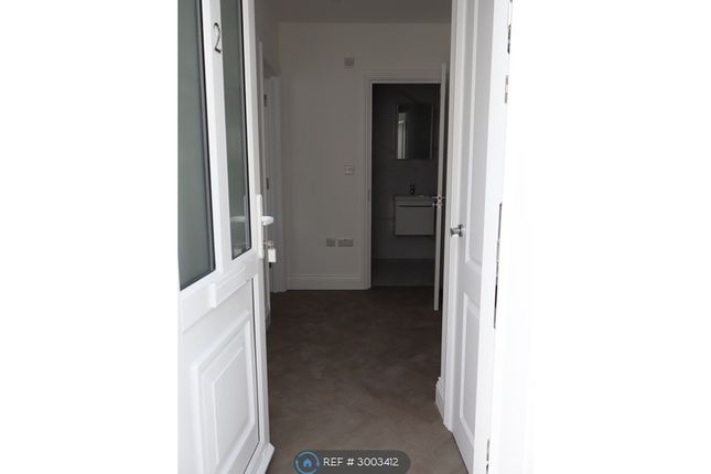Flat   Kingston Road, Flat Kingston Road, Epsom photo 3