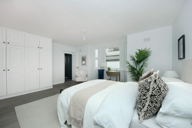 Flat for sale in Cumberland Park, London