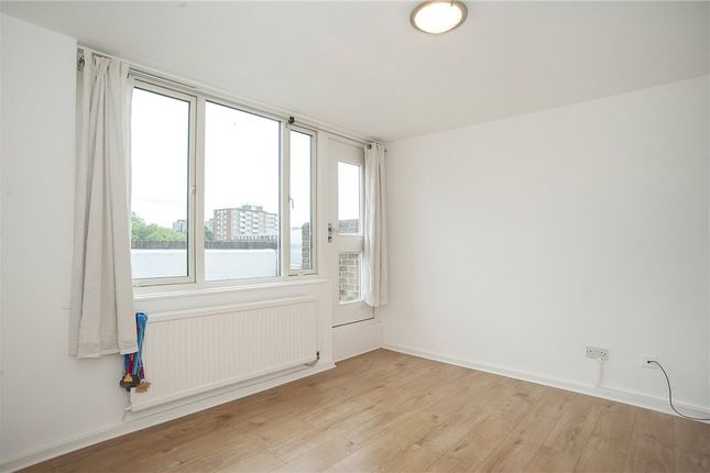 Flat to rent in Market Place, London