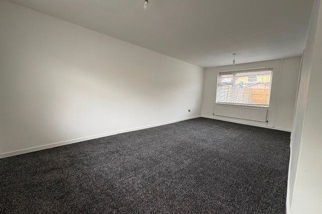 5 Anglesey Close, Ashton-under-Lyne photo 2