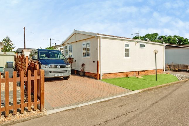 24, Laburnum Court, Horley photo 2