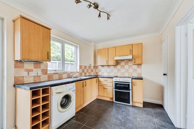 4, Melrose Close, Swindon photo 2