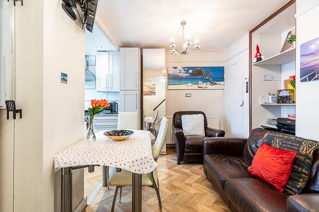 315, DANE, Danebury Avenue, London photo 3