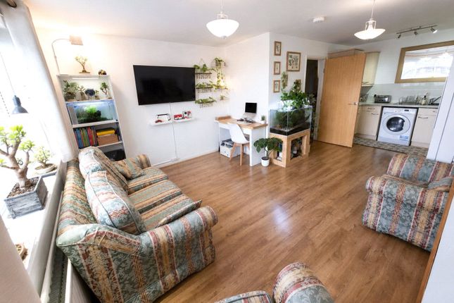 SNG OR - 8 Phoenix Court,, Chertsey Road, Feltham photo 3