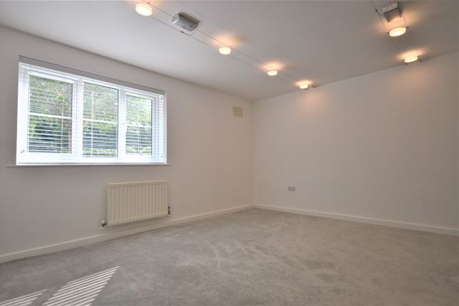 27, Royal Huts Avenue, Surrey photo 4