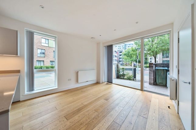 Thumbnail Flat to rent in West Parkside, London